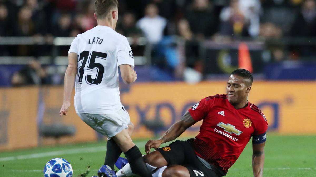 Lato recibió una escalofriante entrada de Antonio Valencia en el partido entre Manchester United y Valencia.