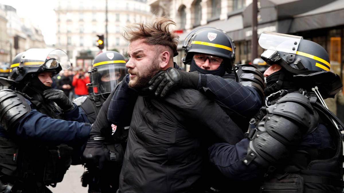 La policía francesa arrestó a un hombre durante una manifestación de los chalecos amarillos en París.