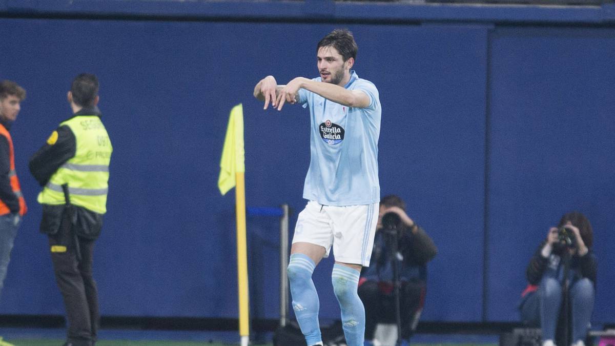 Okay celebra su gol anotado en el Estadio de La Cerámica