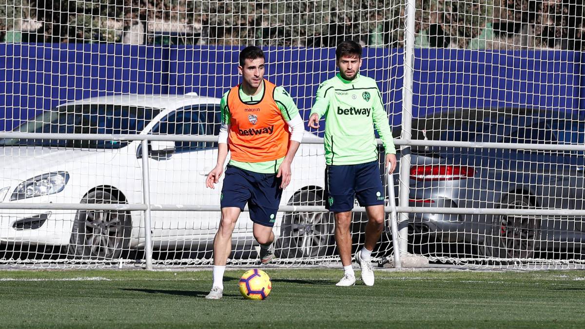 El Levante prepara el duelo del Barça con Postigo y sin Morales