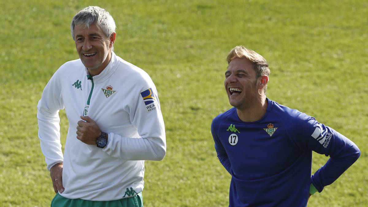El técnico del Betis Quique Setién valoró la previa ante el Dudelange en Luxemburgo: "No pensamos que vaya a ser un rival fácil. Nos comprometió en la ida"