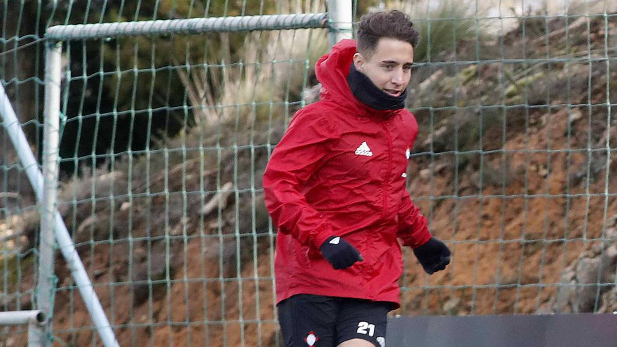Emre Mor golpea el balón durante un entrenamiento del Celta en A Madroa.