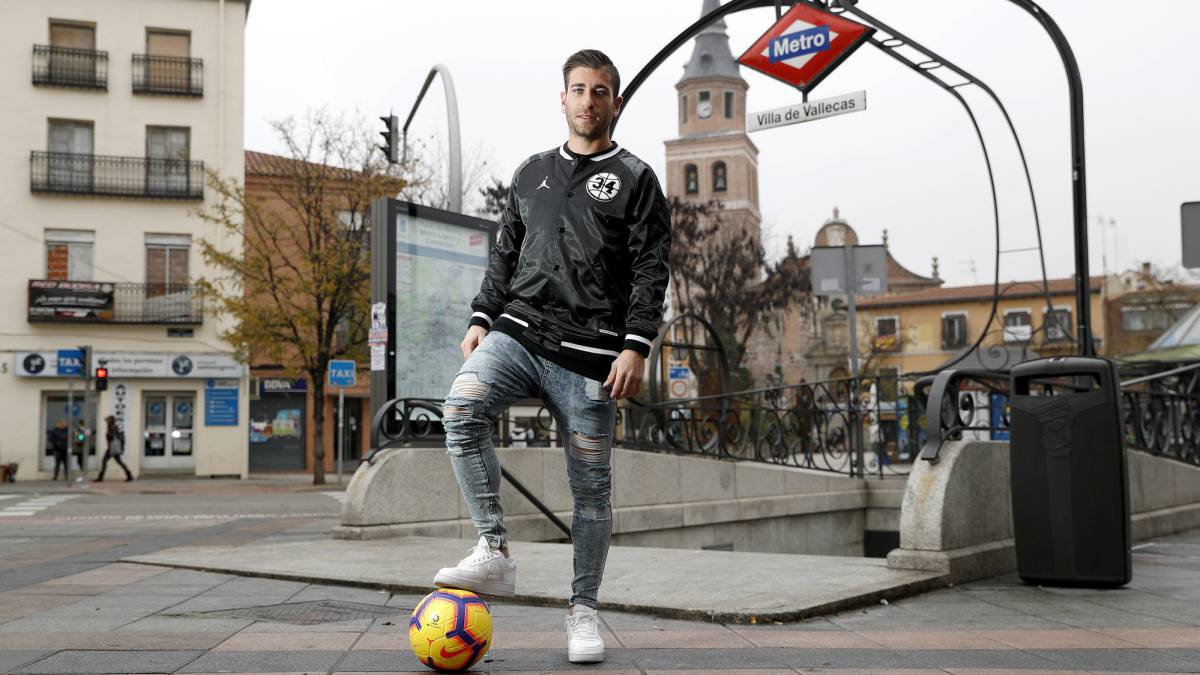 Embarba posa en Vallecas.