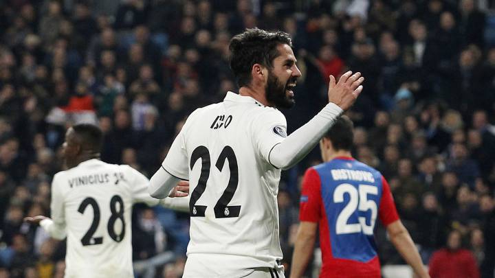 En este instante, Isco se encaró con el público del Bernabéu después de ser silbado.