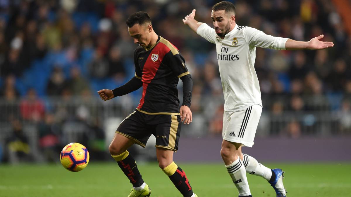Álvaro García ante Carvajal, en el partido Real Madrid-Rayo Vallecano.