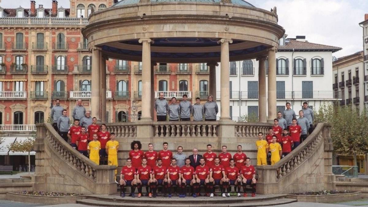 Osasuna posó para la foto oficial de su póster de la temporada, en la plaza del Castillo.