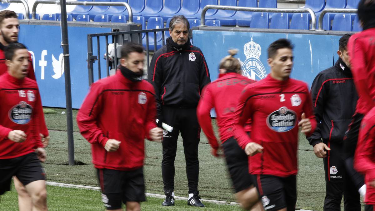 Natxo, dirigiendo el entrenamiento que ayer realizó el Deportivo en el estadio de Riazor.