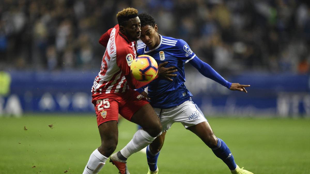 Yan Eteki pugna con Bárcenas por un balón.