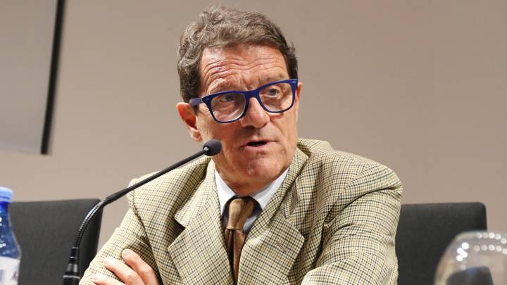 Fabio Capello atiende a la prensa.