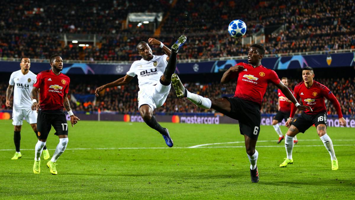 Kondogbia intenta rematar a puerta ante la oposición de Pogba en el Valencia-Manchester de la Champons League.