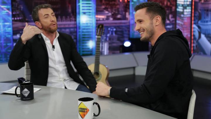 Saúl junto a Pablo Motos en El Hormiguero.