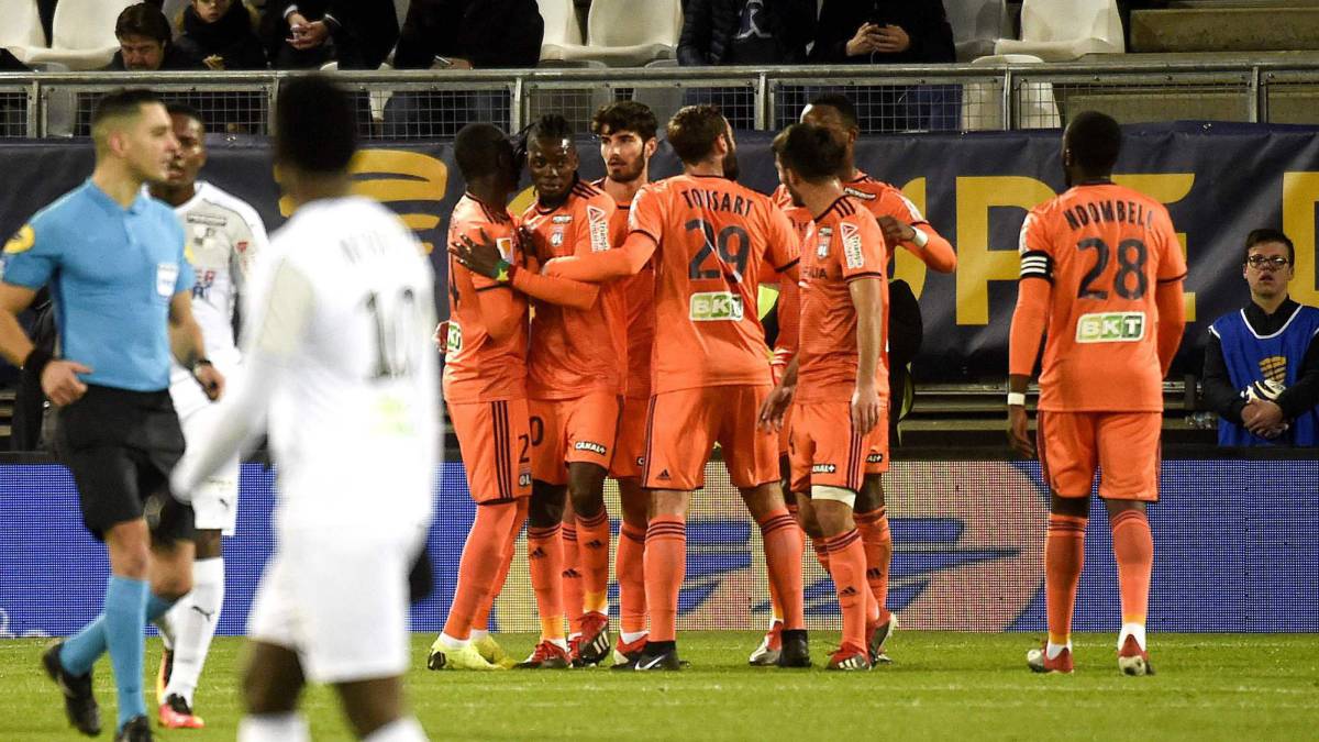 Dembélé, Traoré y Terrier clasifican al Lyon para cuartos