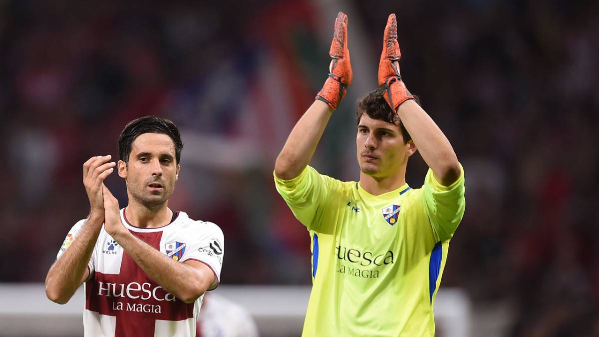 Axel Werner, junto a Etxeita, tras un partido con la SD Huesca.
