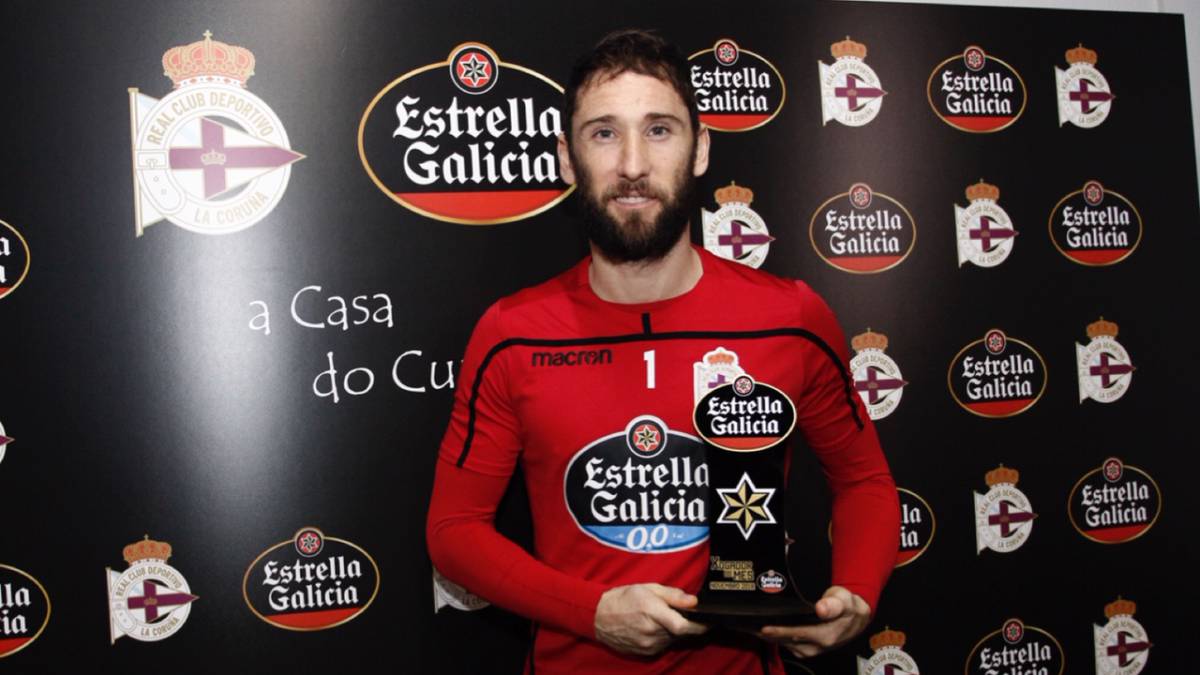Dani Giménez posa con el premio Jugador Estrella Galicia en el Deportivo