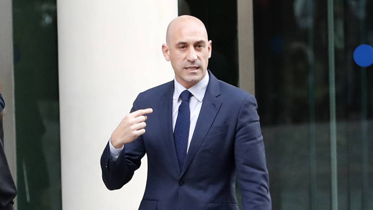 "No te vayas de aquí sin dimitir;
te espero arriba en mi despacho"