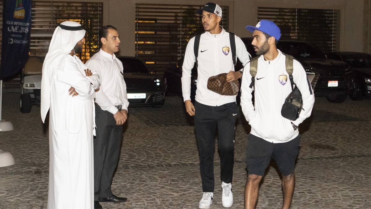 Tan extraño es todo en el fútbol emiratí que los jugadores del Al Ain nunca se desplazan en autobús. Van a los partidos de casa y fuera en sus coches.