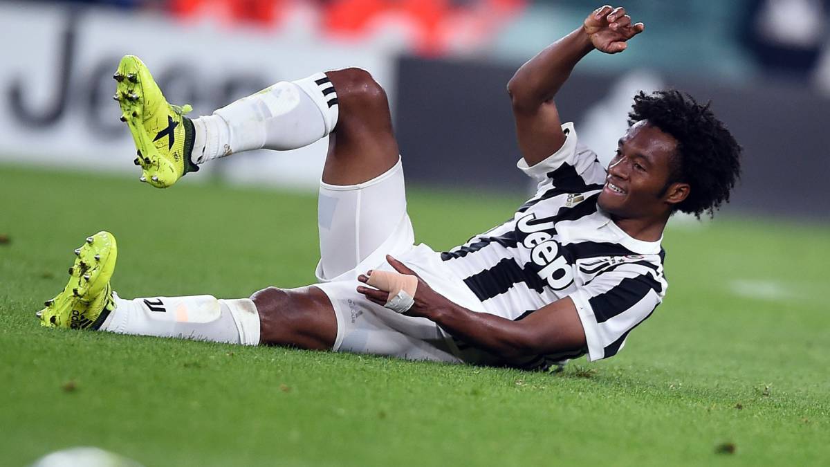 Juan Guillermo Cuadrado pide el cambio tras lesionarse.