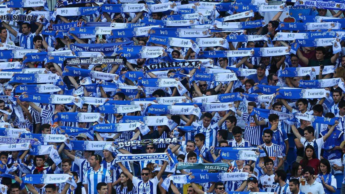 Aficionados de la Real Sociedad durante un partido.