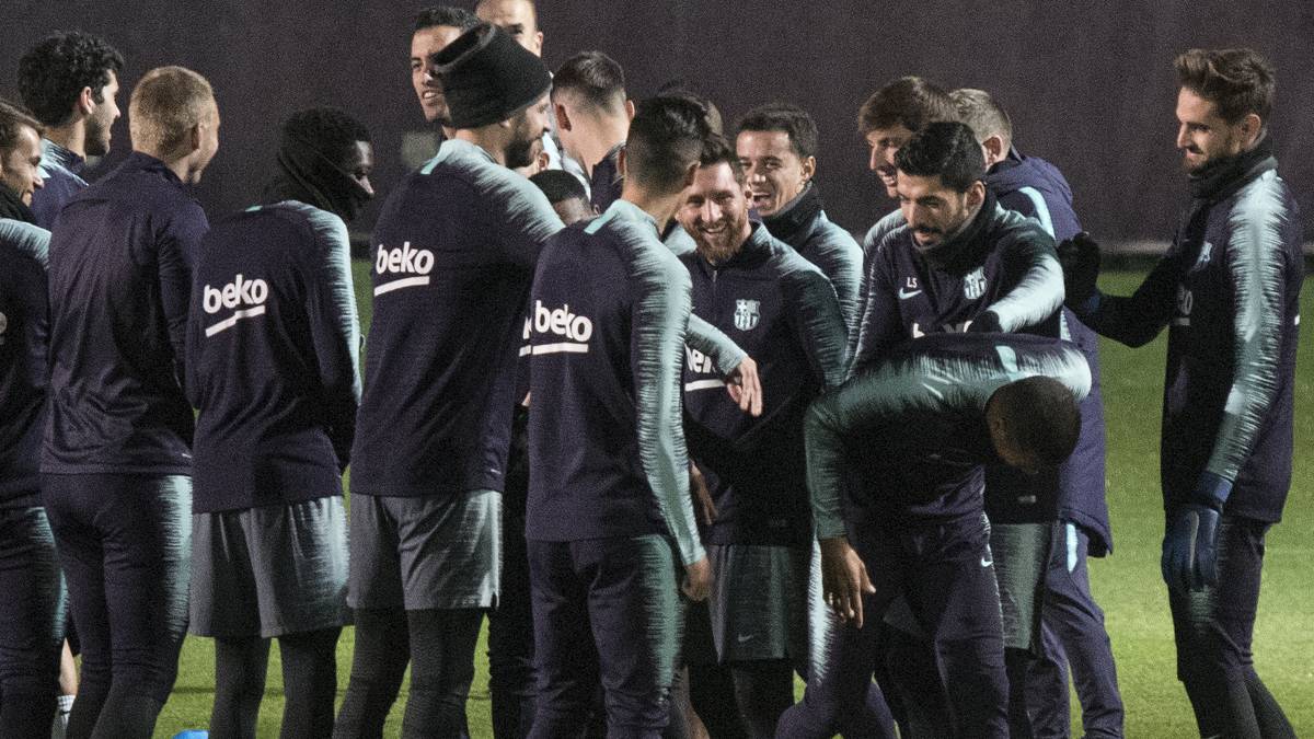 Murillo tuvo su particular ‘bautizo’ por parte de sus compañeros antes de entrenarse por primera vez con el Barcelona.