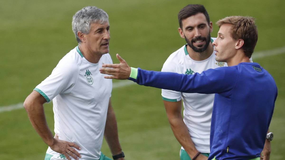 Setién habla con el líder de este Betis en el campo, Canales.