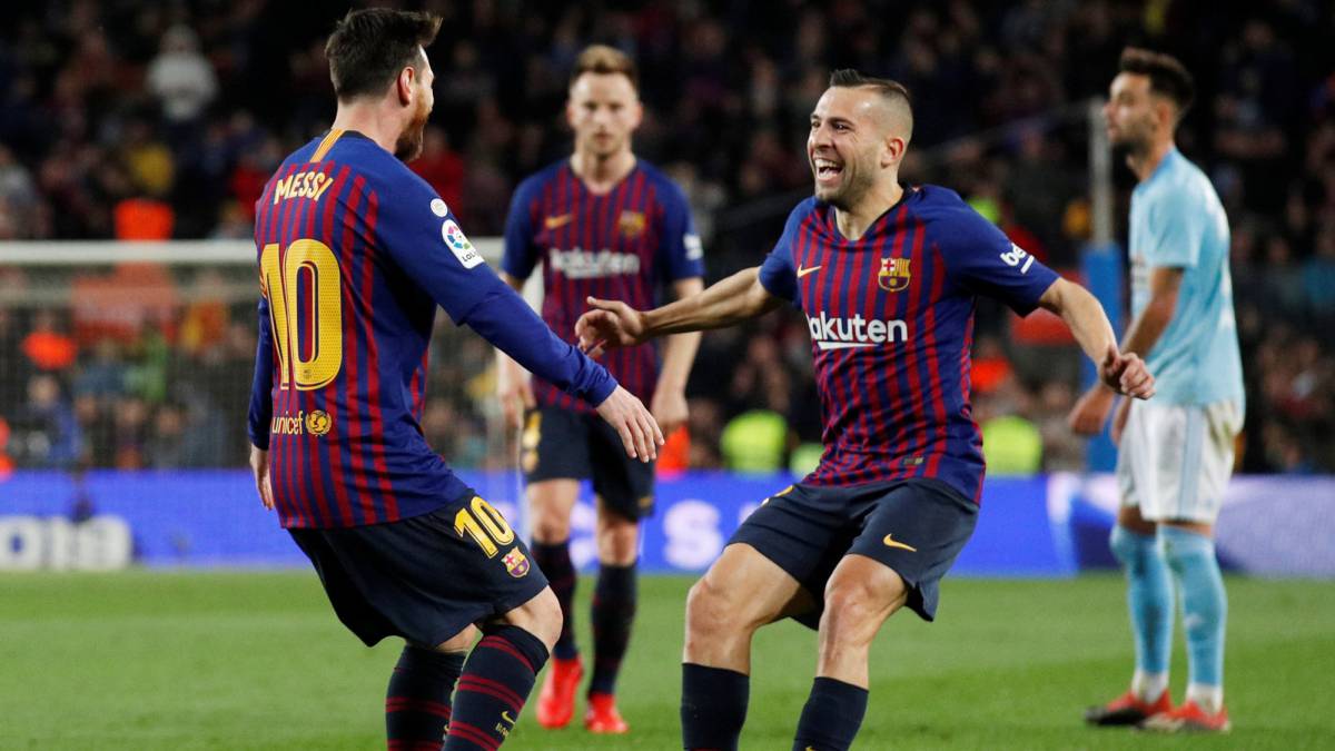 Jordi Alba celebra con Messi uno de los goles ante el Celta.