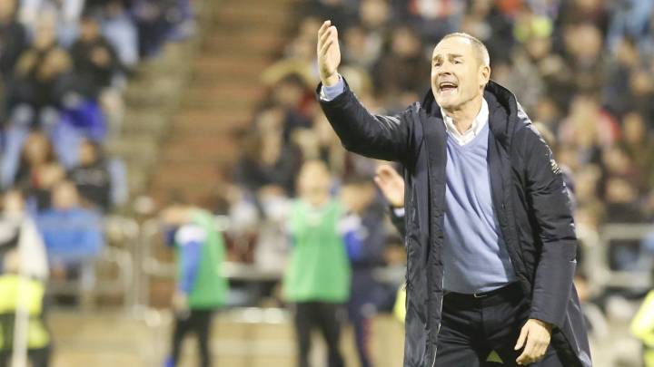 Víctor Fernández dirige al Zaragoza en el partido ante el Extremadura.