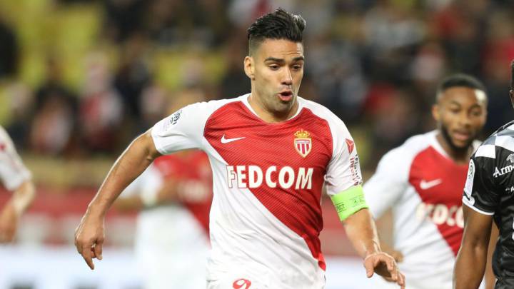 Falcao lucha un balón con Eboa