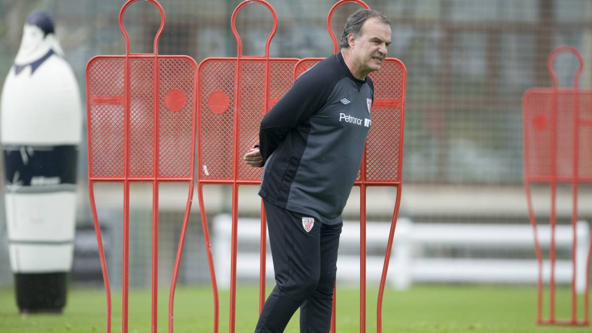 Marcelo Bielsa en un entrenamiento con el Athletic