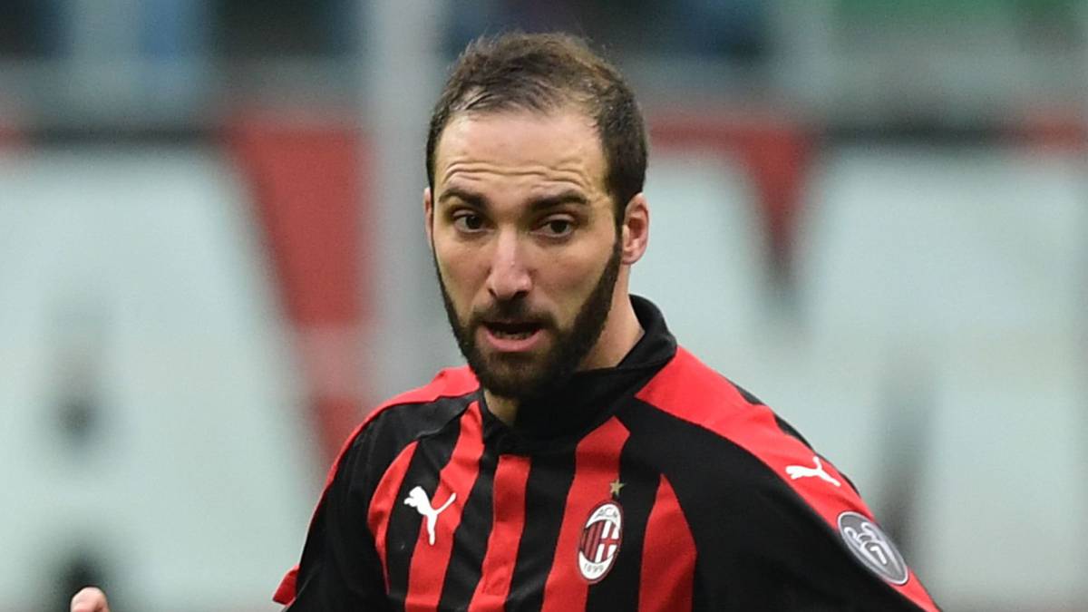 El delantero argentin odel Milán, Gonzalo Higuaín, durante un partido.