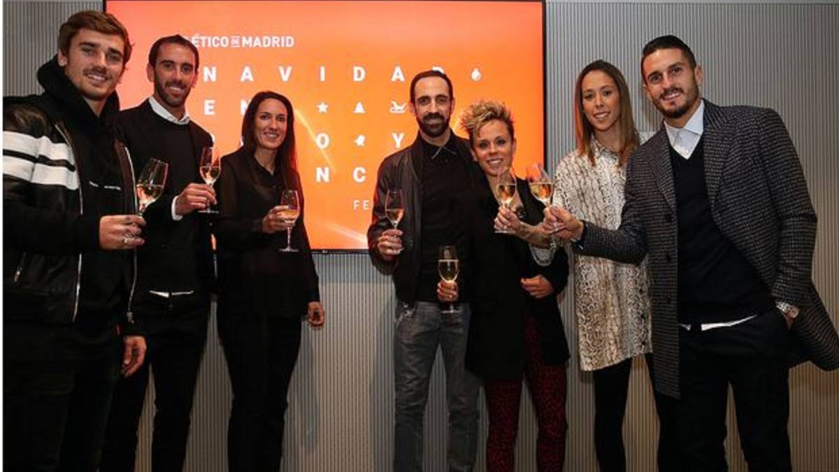 Los capitanes del Atlético brindaron para felicitar la Navidad y despedir 2018.
