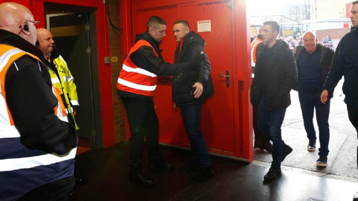 Rooney, símbolo del United, cacheado al entrar en Old Trafford