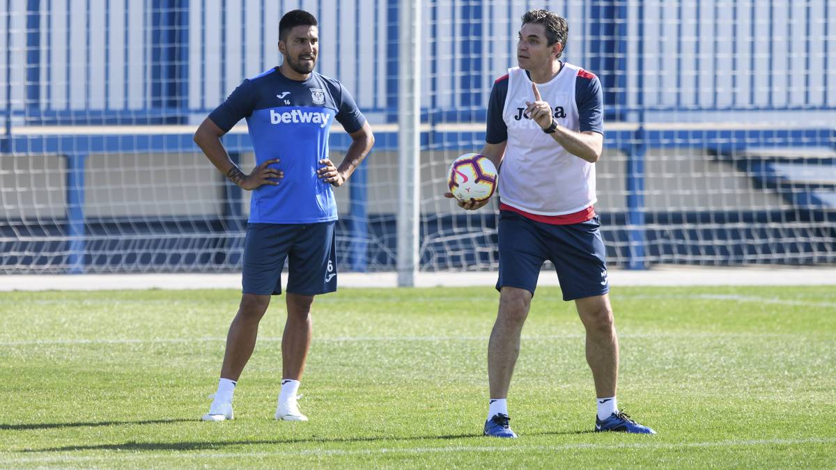 El defensa central del Leganés, Mauro dos Santos, con el entrenador, Mauricio Pellegrino.