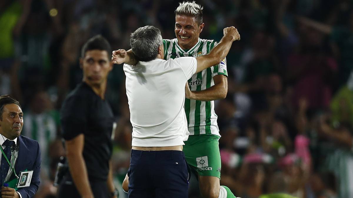 Joaquín y Setién celebran un gol en el derbi Betis 1-1 Sevilla en el que consiguieron el pase a Europa.
