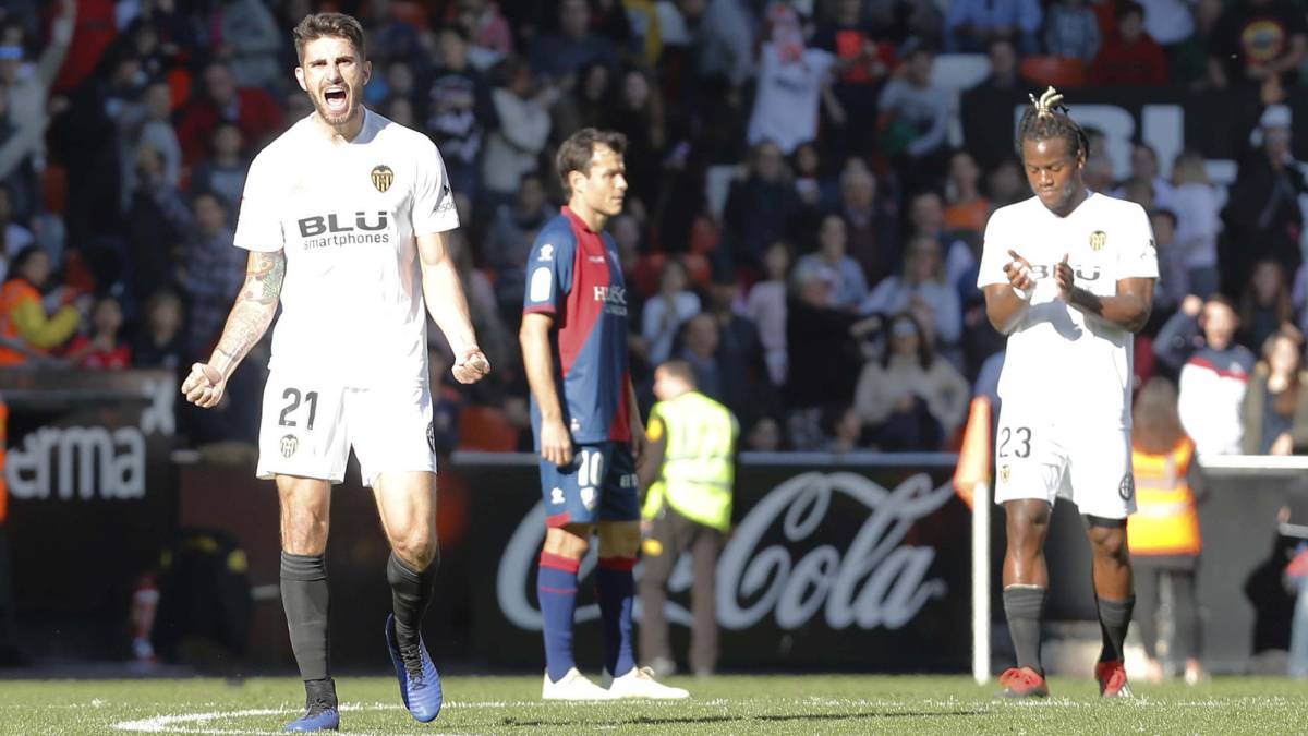 Cristiano Piccini celebra el gol.