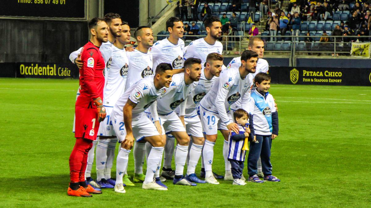 El último once del Deportivo contó con nueve nacionales, Domingos y Somma.