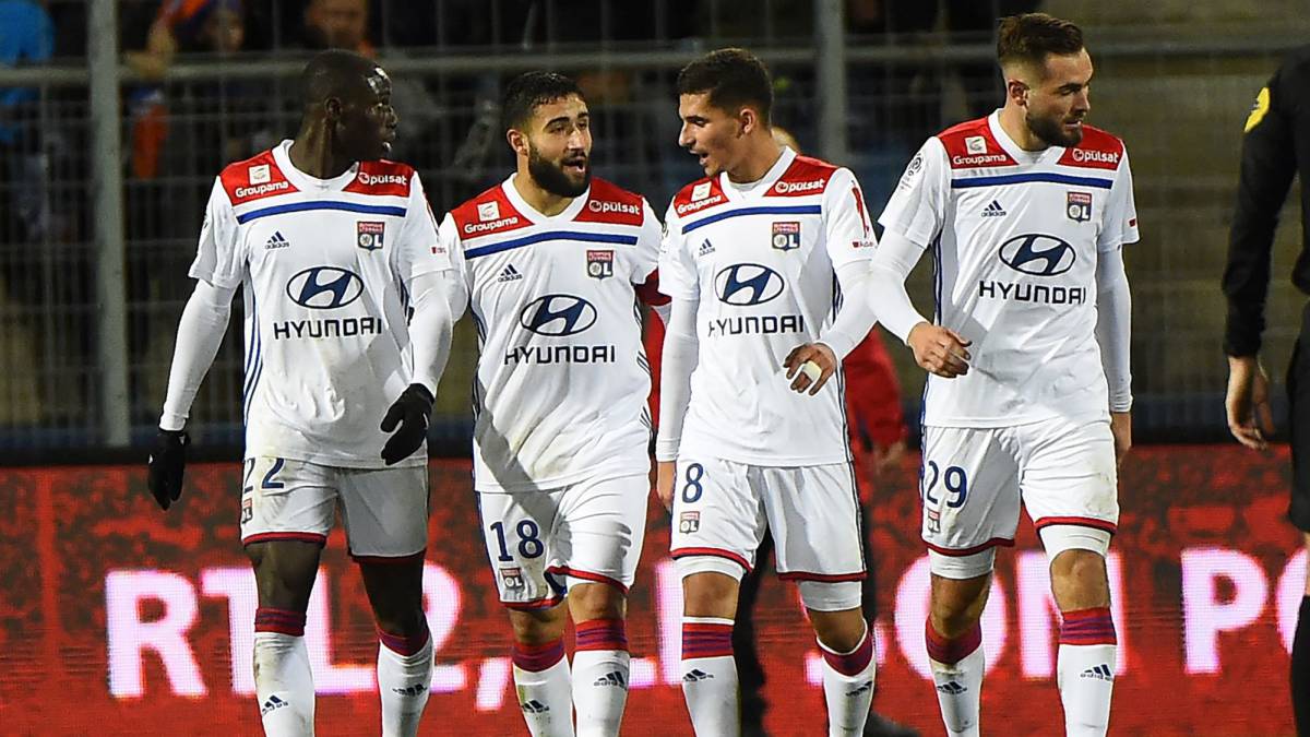 Los jugadores del Lyon celebran un gol anotado.