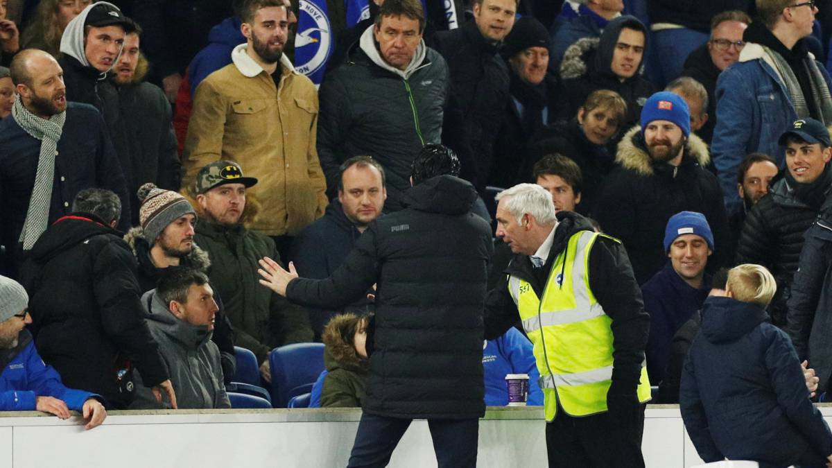 El técnico del Arsenal, Unai Emery, disculpándose con el aficionado al que golpeó con una botella.