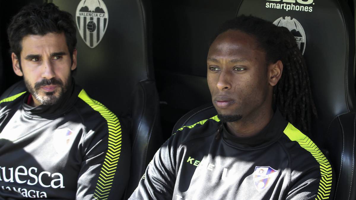 Rubén Semedo en el banquillo del Huesca.