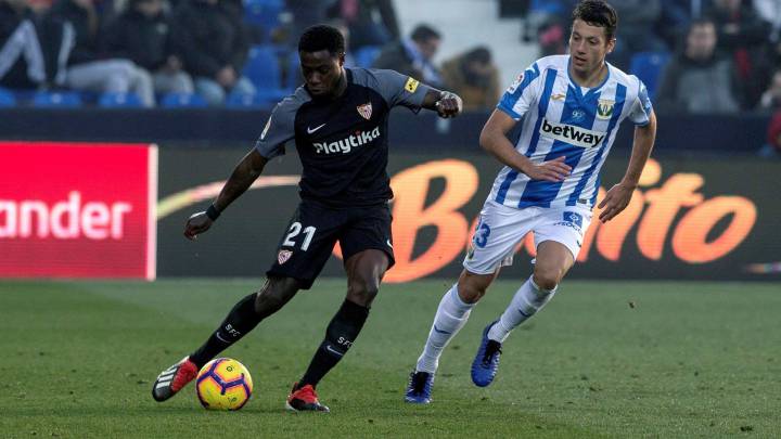 El delantero holandés del Sevilla Quinci Promes (i) y el centrocampista del Leganés Mikel Vesga durante el encuentro correspondiente a la 17ª jornada de LaLiga Santander que se disputa en el estadio de Butarque en Leganés.