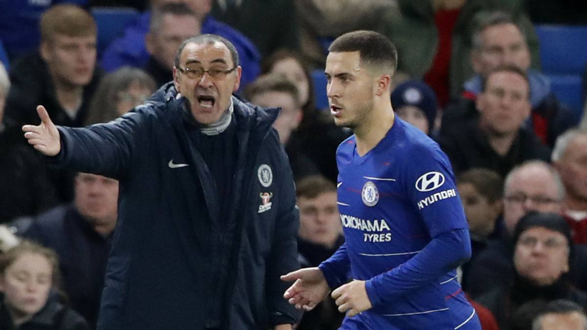 Sarri junto a Hazard en un partido del Chelsea.