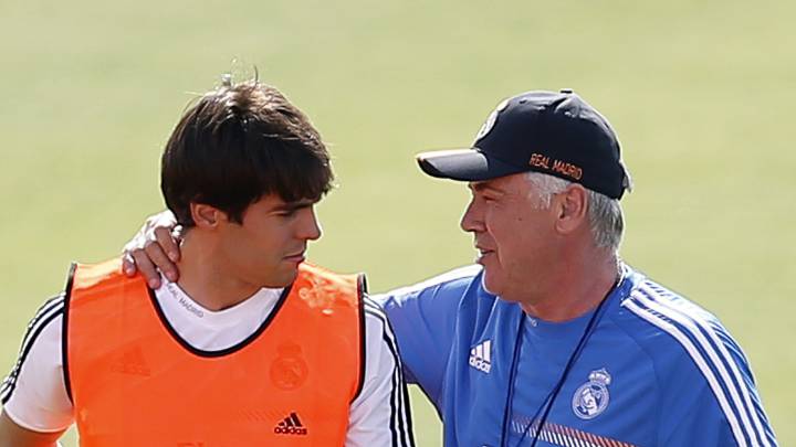 Carlo Ancelotti habla con Kaka en un entrenamiento de 2013