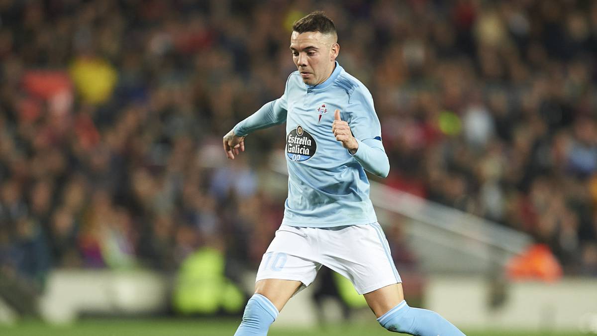 Iago Aspas se dispone a golpear el balón durante el partido entre el Barcelona y el Celta en el Camp Nou.