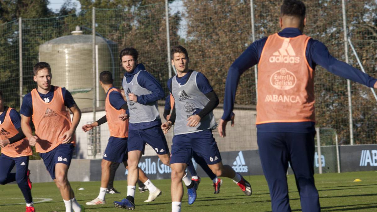 Nemanja Radoja, Andrew Hjulsager y Okay Yokuslu durante el primer entrenamiento del Celta después de las vacaciones de Navidad.