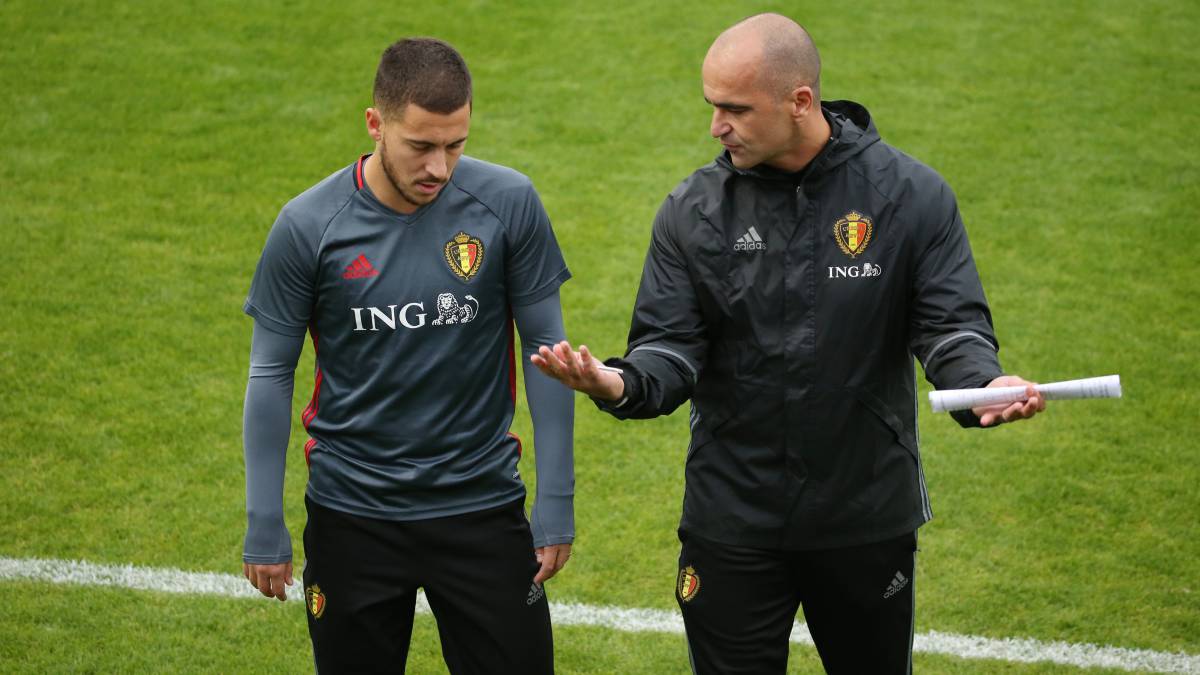 Eden Hazar dialoga con Roberto Martínez durante un entrenamiento de la selección belga.