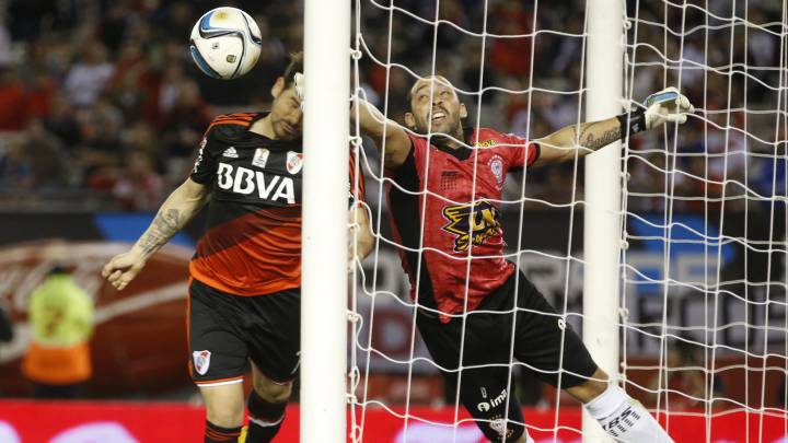 Marcos Díaz con Huracán ante River Plate
