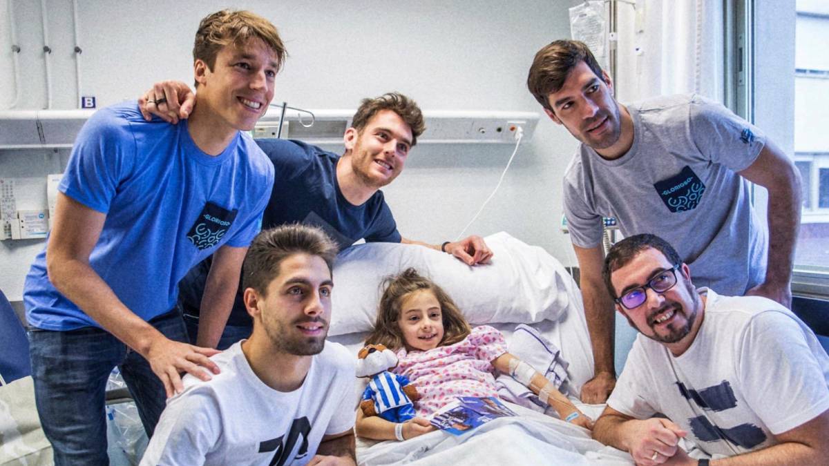 Los jugadores del Alavés realizan la tradicional visita a los hospitales de Vitoria