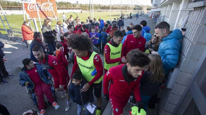 Los jugadores de Osasuna, acompañados de los más pequeños.