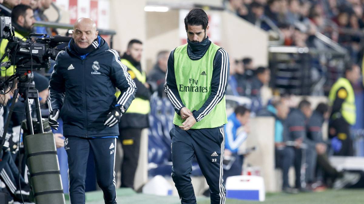 Isco tardó casi un minuto en salir a calentar ante el Villarreal