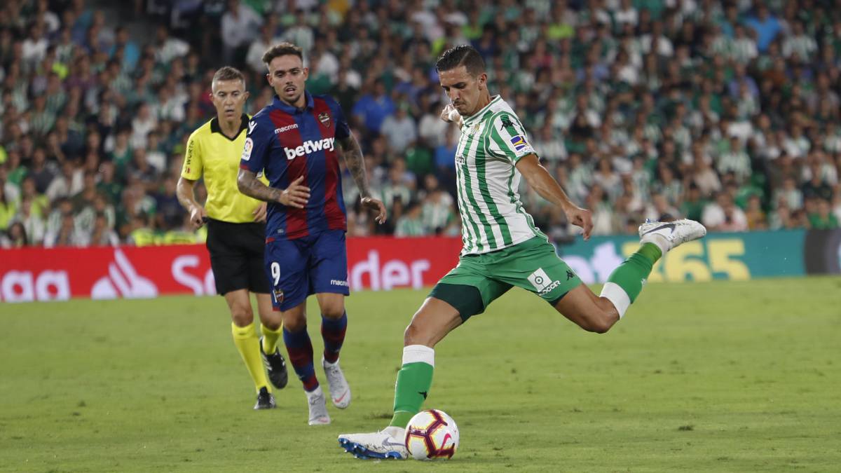 El Girondins de Burdeos ofrece al Betis 10 millones de euros por el defensa hispano-marroquí Feddal, que no está siendo titular este año en Heliópolis.