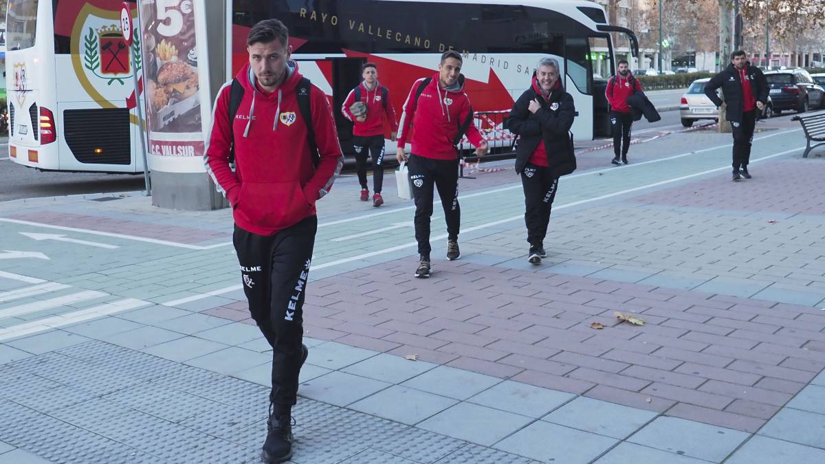 Los jugadores del Rayo Vallecano llegaron a Valladolid antes de las seis de la tarde y se metieron rápidamente en el hotel.